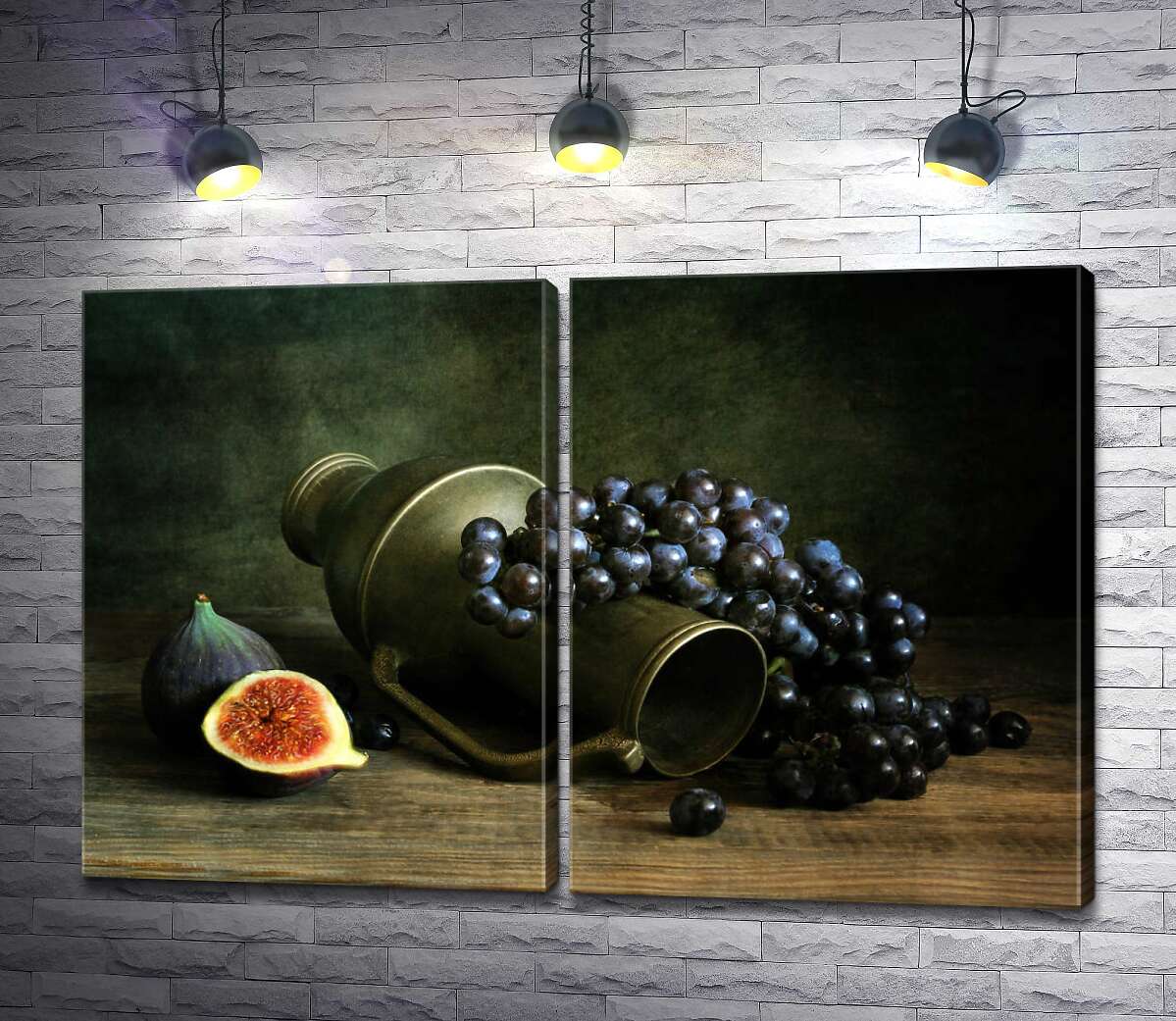 модульная картина Сочный инжир рядом с кувшином, обвитым гроздью синего винограда