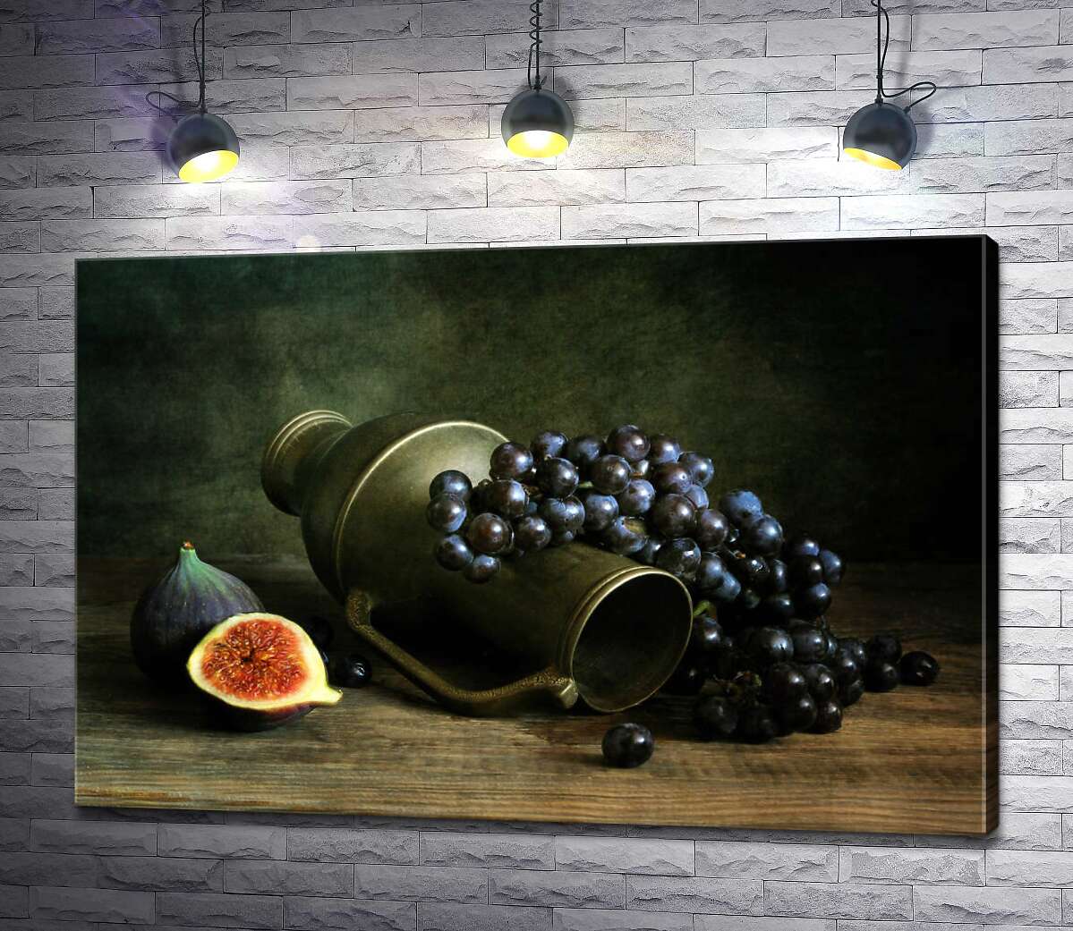 картина Сочный инжир рядом с кувшином, обвитым гроздью синего винограда