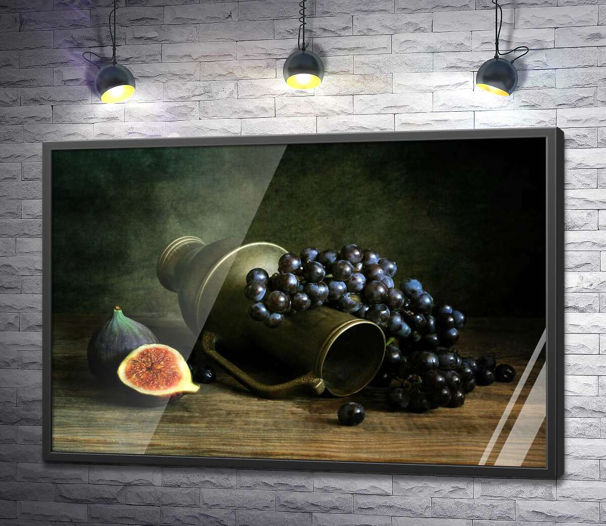 постер Соковитий інжир поряд з глечиком, обвитим гроном синього винограду