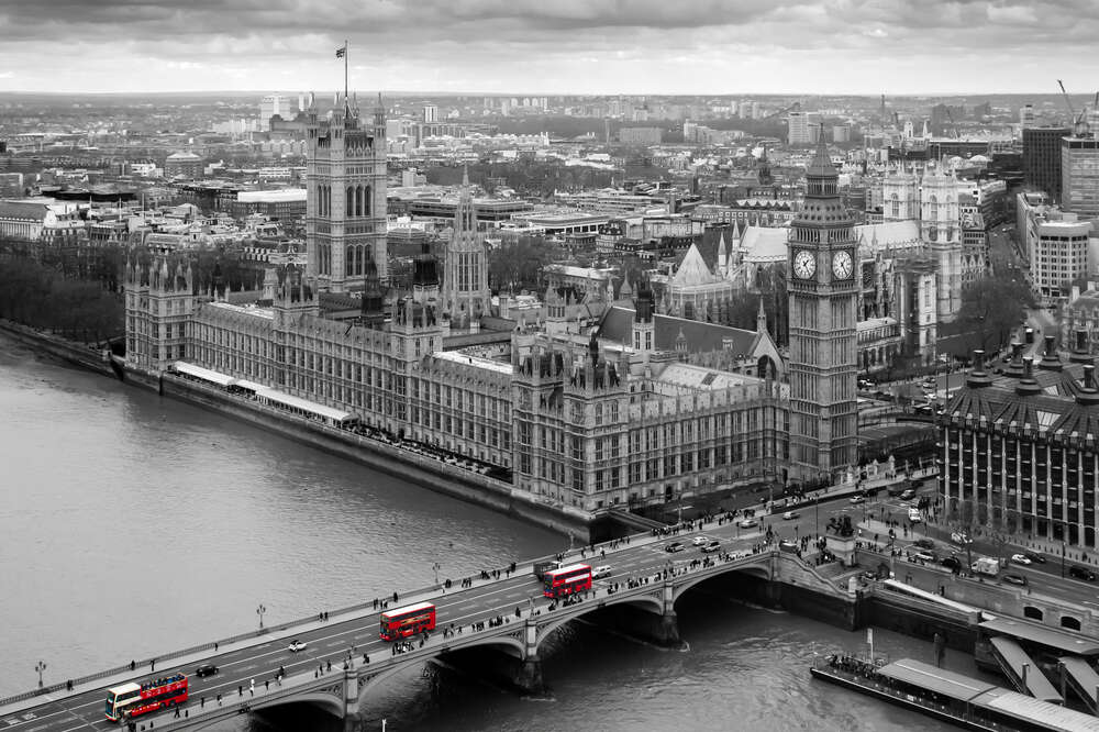 картина-постер Красные пятна автобусов на Вестминстерском мосту (Westminster Bridge)
