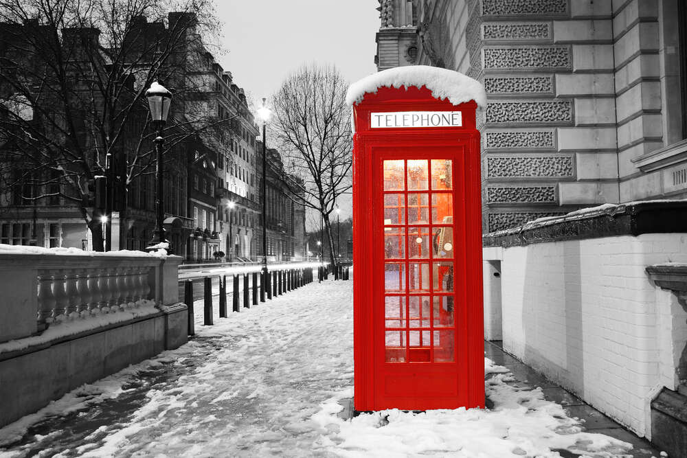 картина-постер Телефонна будка стоїть на вечірній вулиці засніженого Лондона