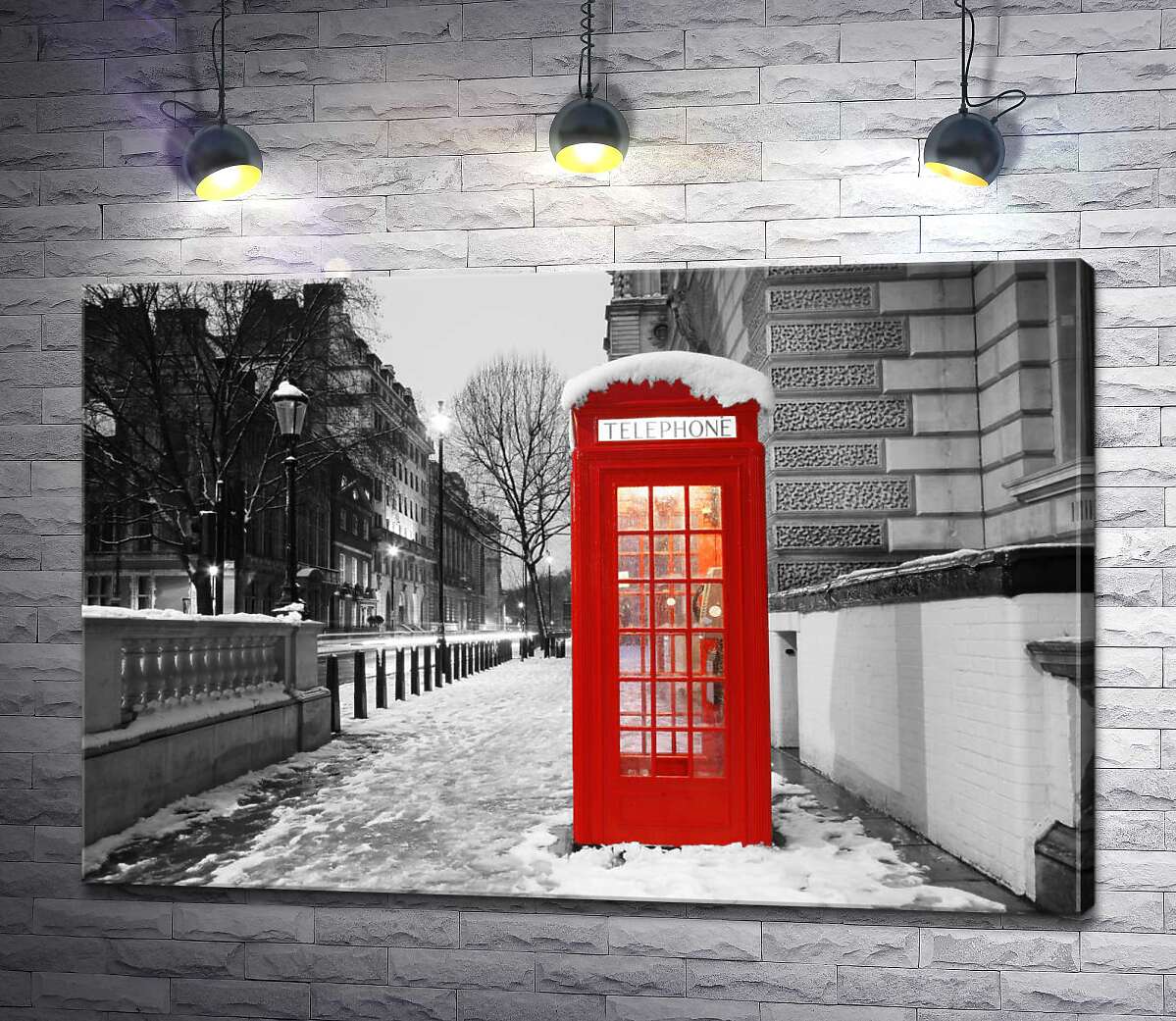 картина Телефонная будка стоит на вечерней улице заснеженного Лондона