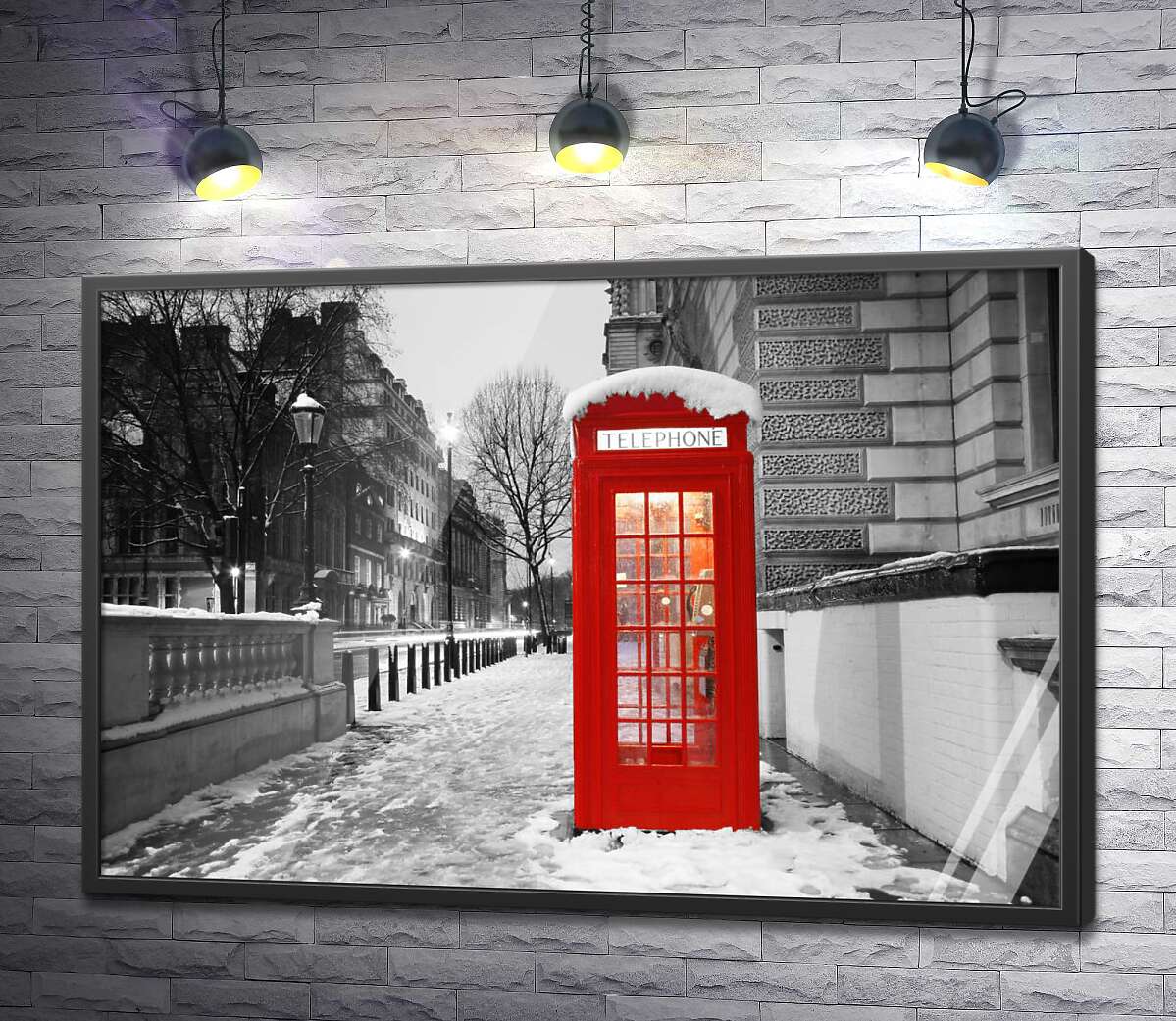 постер Телефонна будка стоїть на вечірній вулиці засніженого Лондона