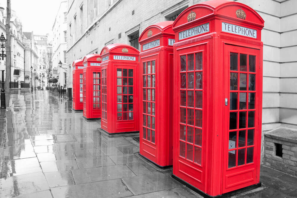 картина-постер Яркие телефонные будки выстроились в ряд под стеной старого лондонского дома