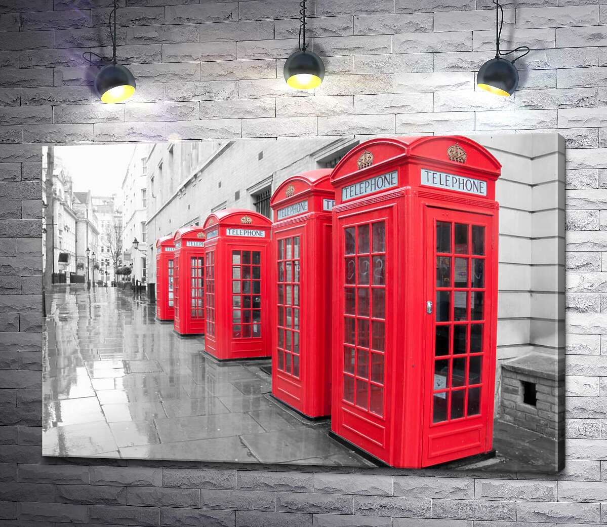 картина Яркие телефонные будки выстроились в ряд под стеной старого лондонского дома