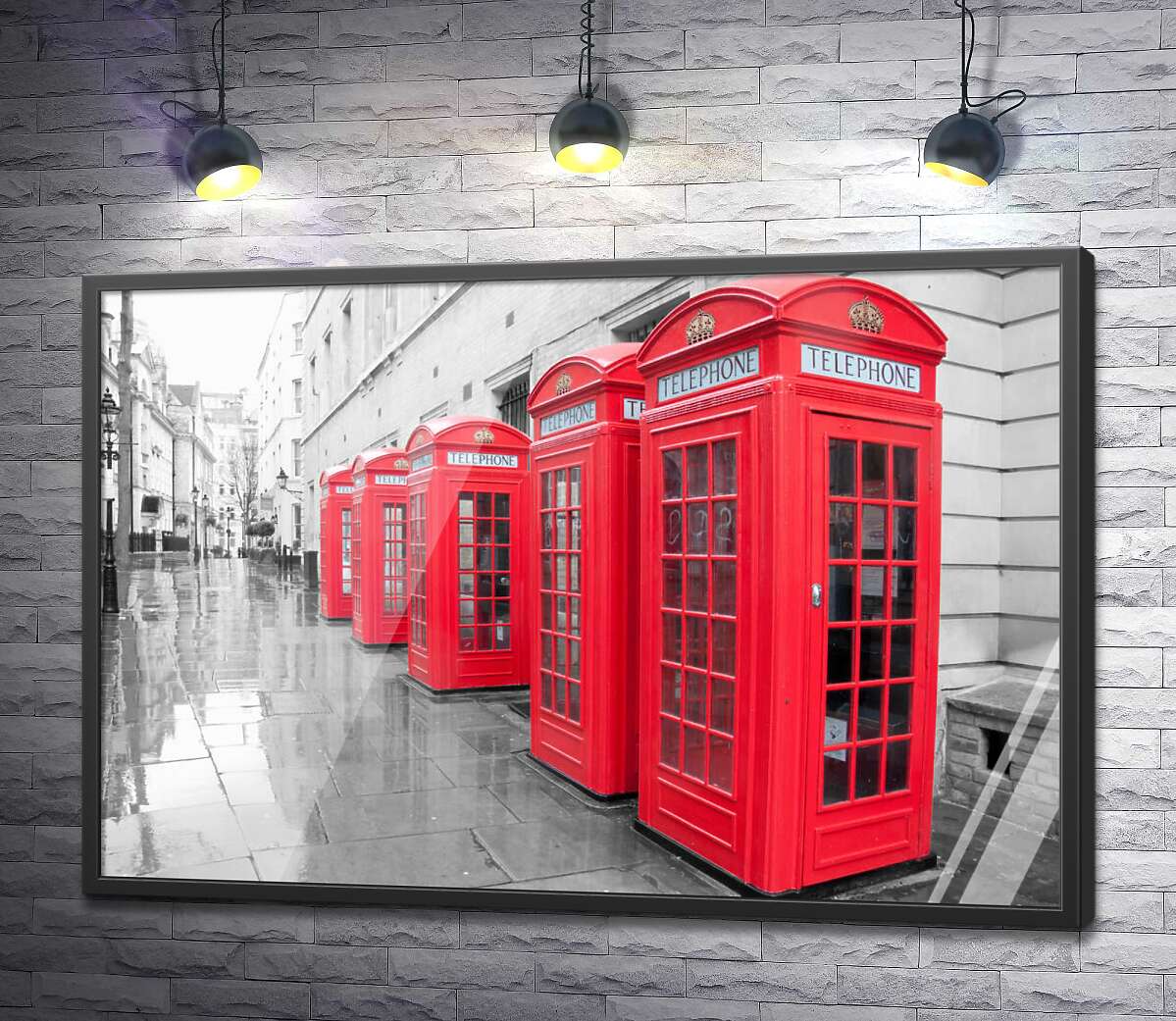 постер Яскраві телефонні будки вишикувались в ряд під стіною старого лондонського будинку