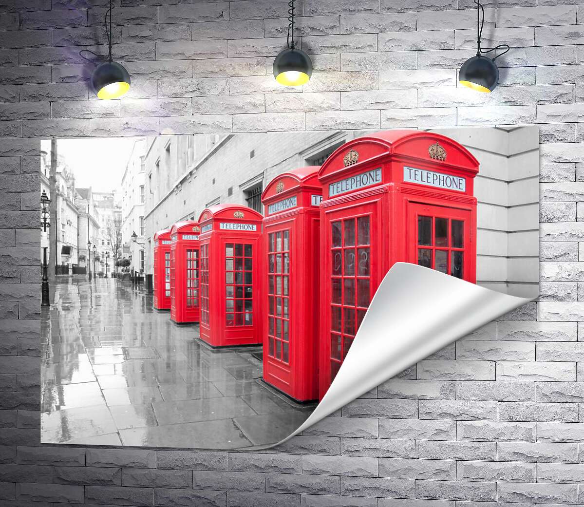 печать Яркие телефонные будки выстроились в ряд под стеной старого лондонского дома