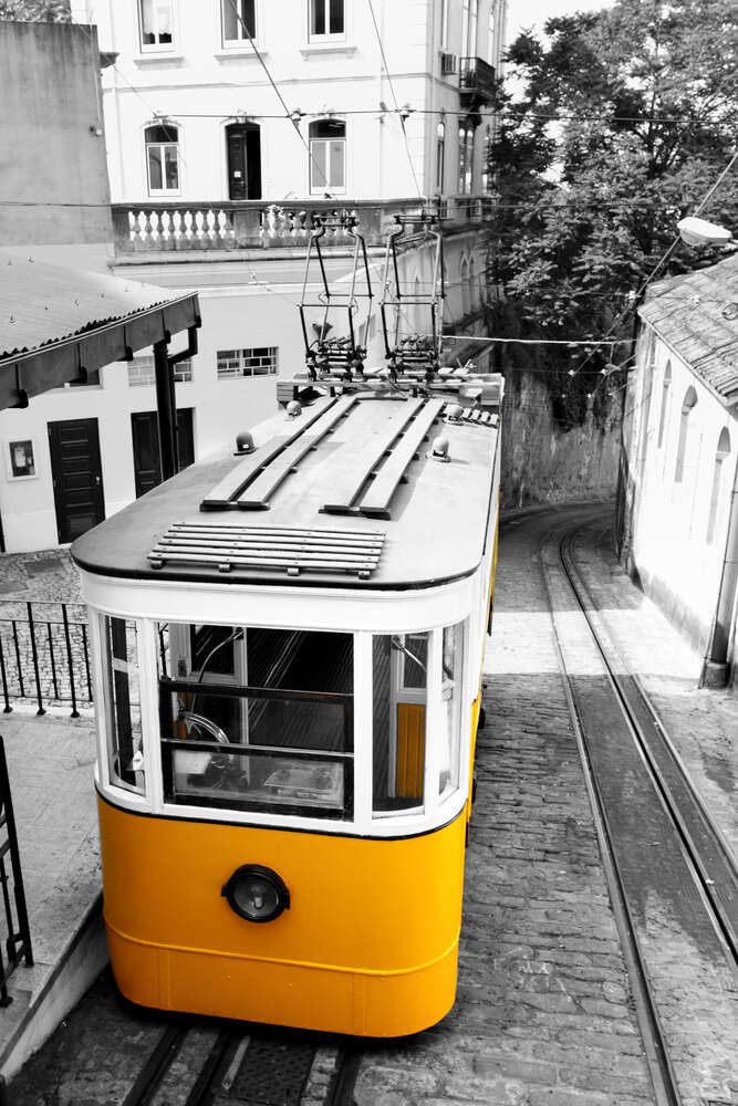 картина-постер Маленький желтый трамвай спускается по узенькой улице