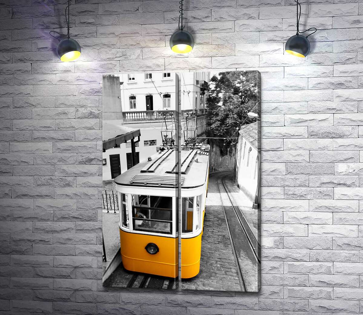 модульна картина Маленький жовтий трамвай спускається по вузенькій вулиці