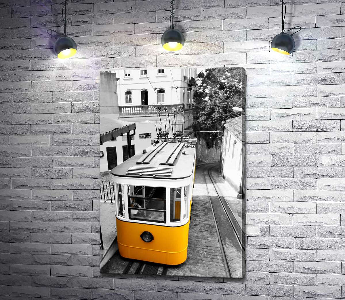 картина Маленький жовтий трамвай спускається по вузенькій вулиці