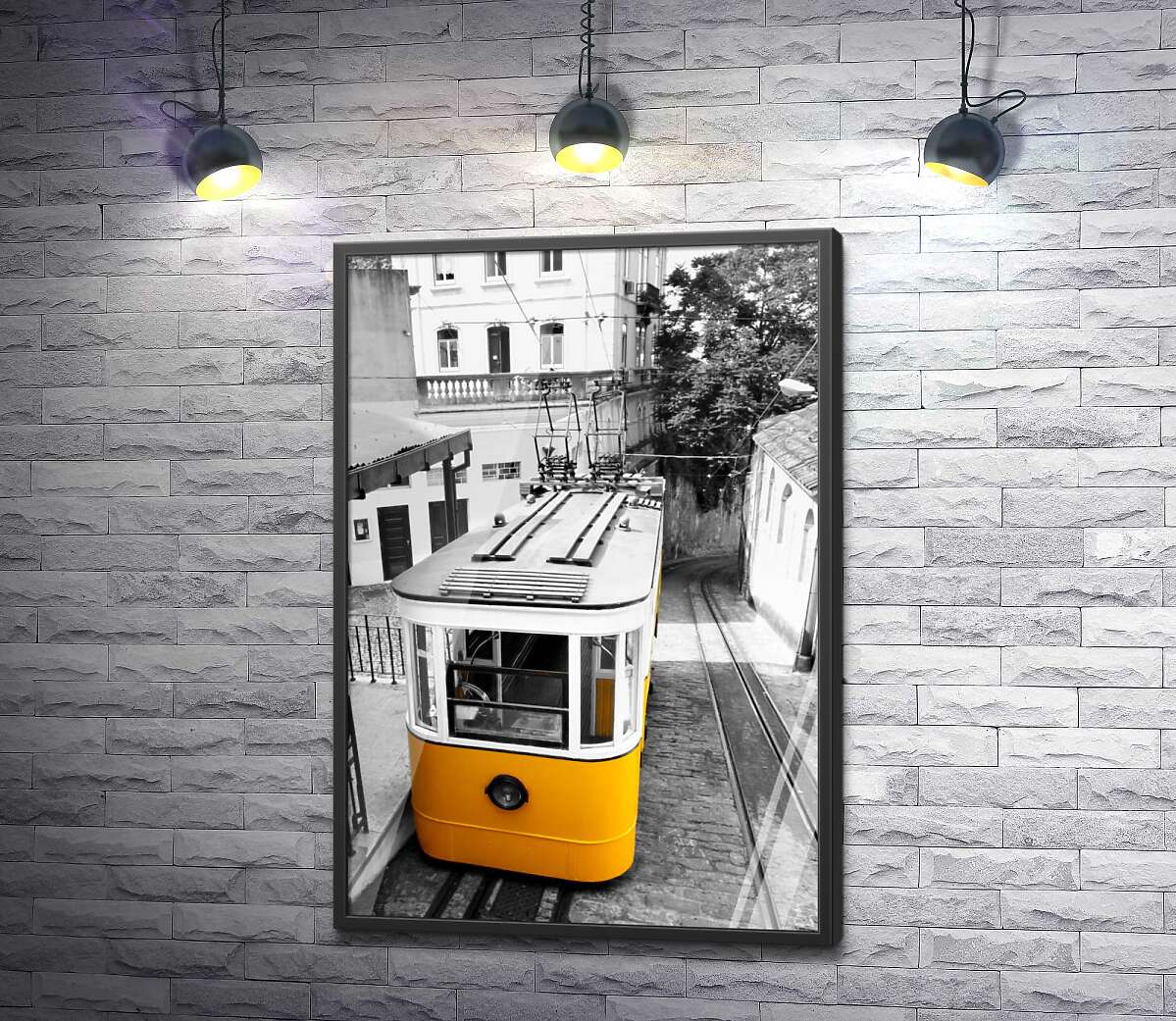 постер Маленький жовтий трамвай спускається по вузенькій вулиці