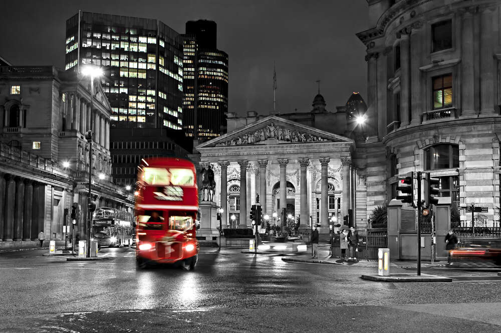 картина-постер Вечерний автобус проезжает мимо изысканного здания музея