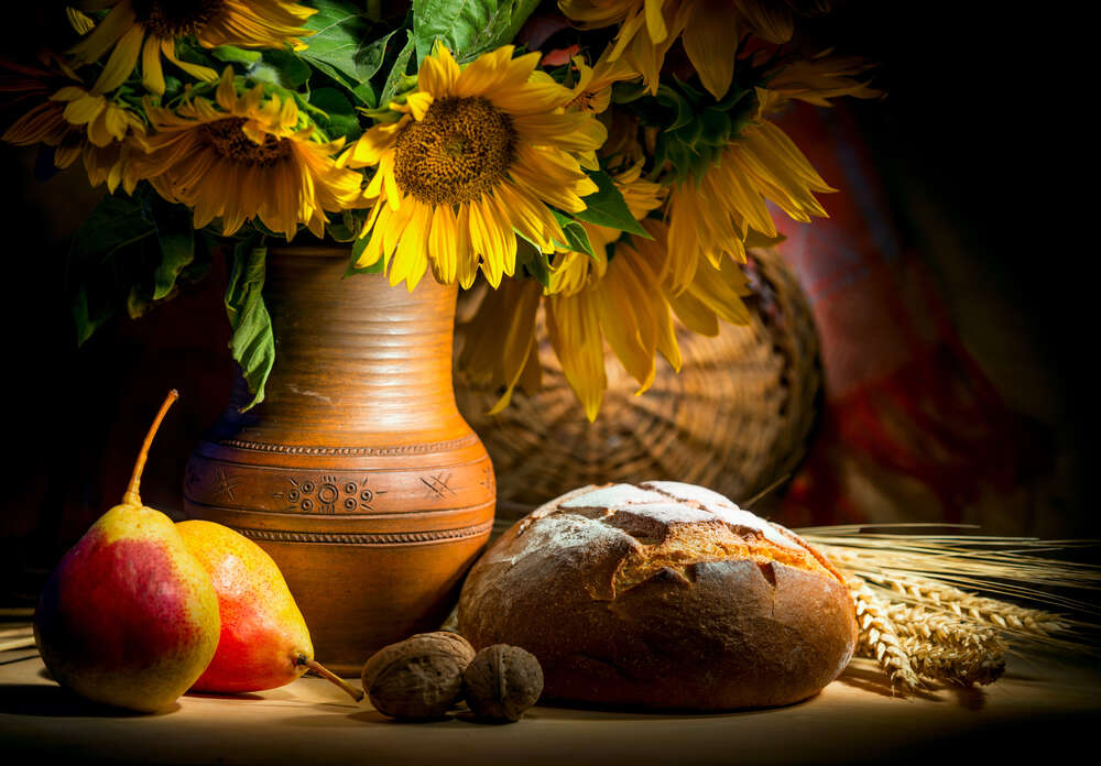 картина-постер Жовтий букет соняшників у глиняному глечику поряд із продуктами