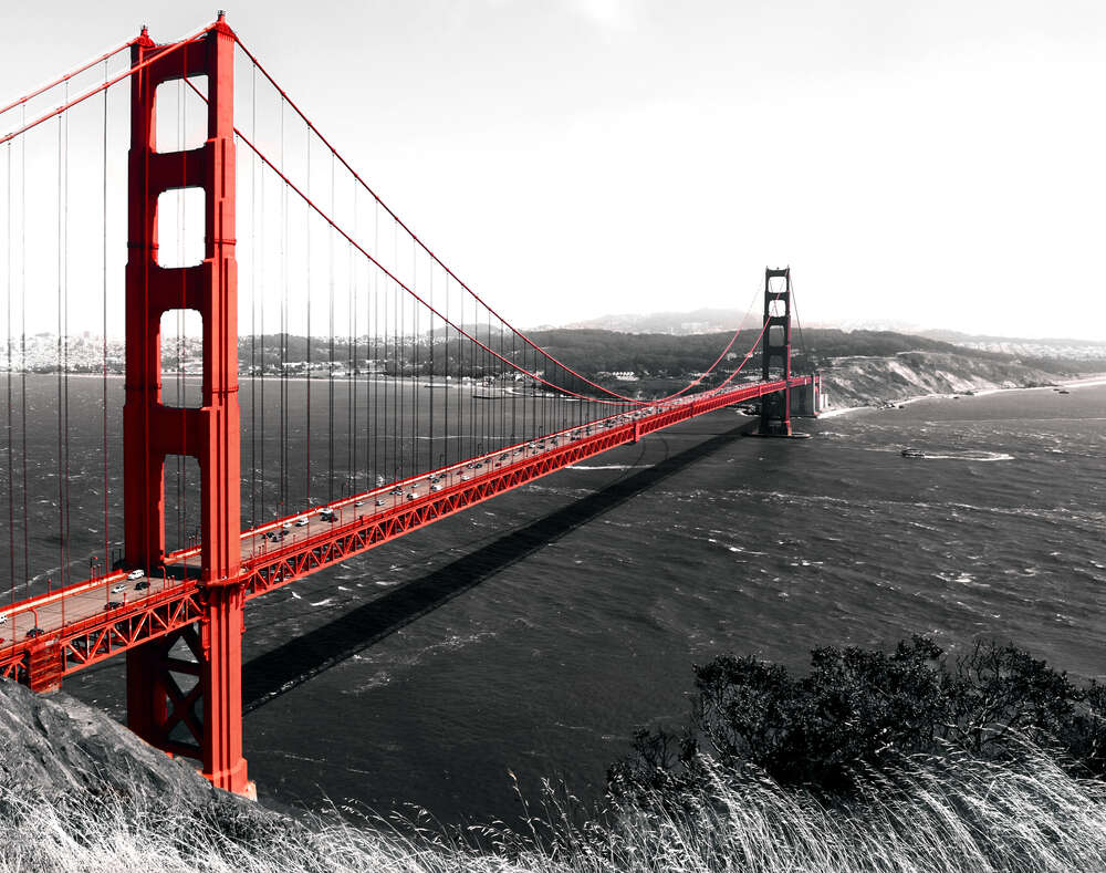 картина-постер Яркий мост "Золотые ворота" (Golden Gate Bridge) проложен над темными водами пролива