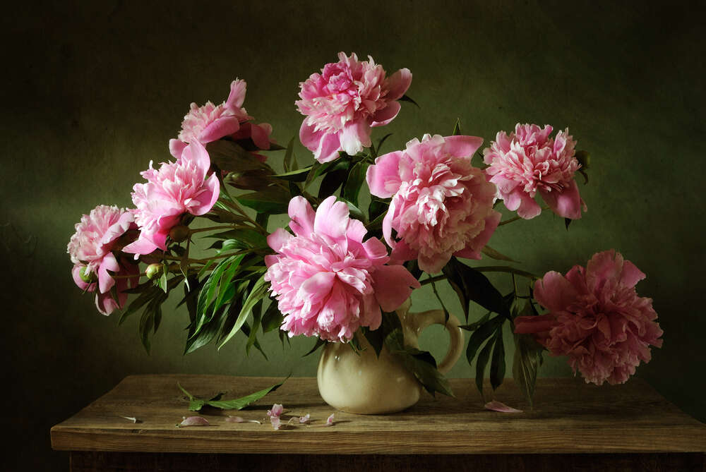 картина-постер Шелковистые лепестки розовых пионов в нежном букете