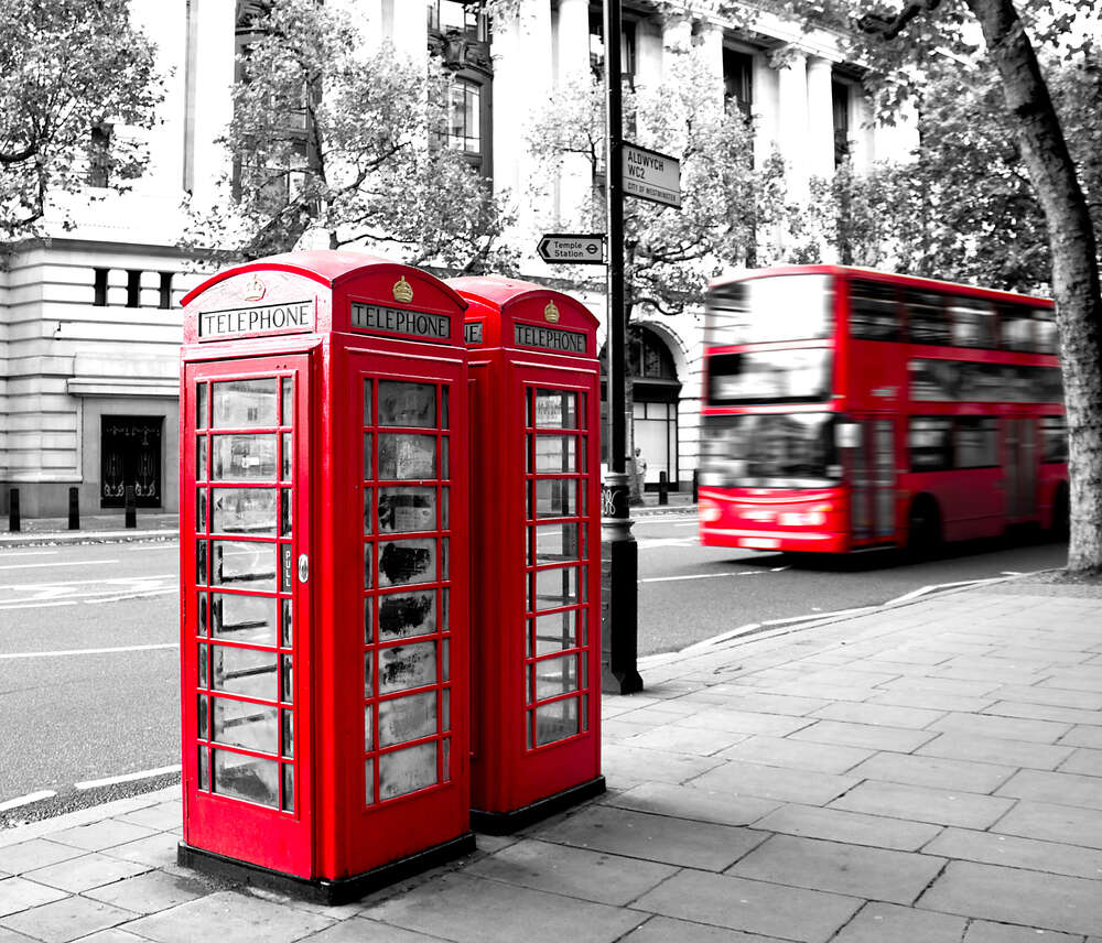 картина-постер Красный акцент телефонных будок в пастельном покое лондонской улицы