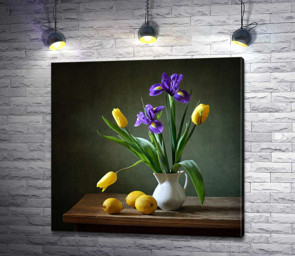 картина Весняна свіжість ірисів та тюльпанів у вазі біля жовтобоких лимонів