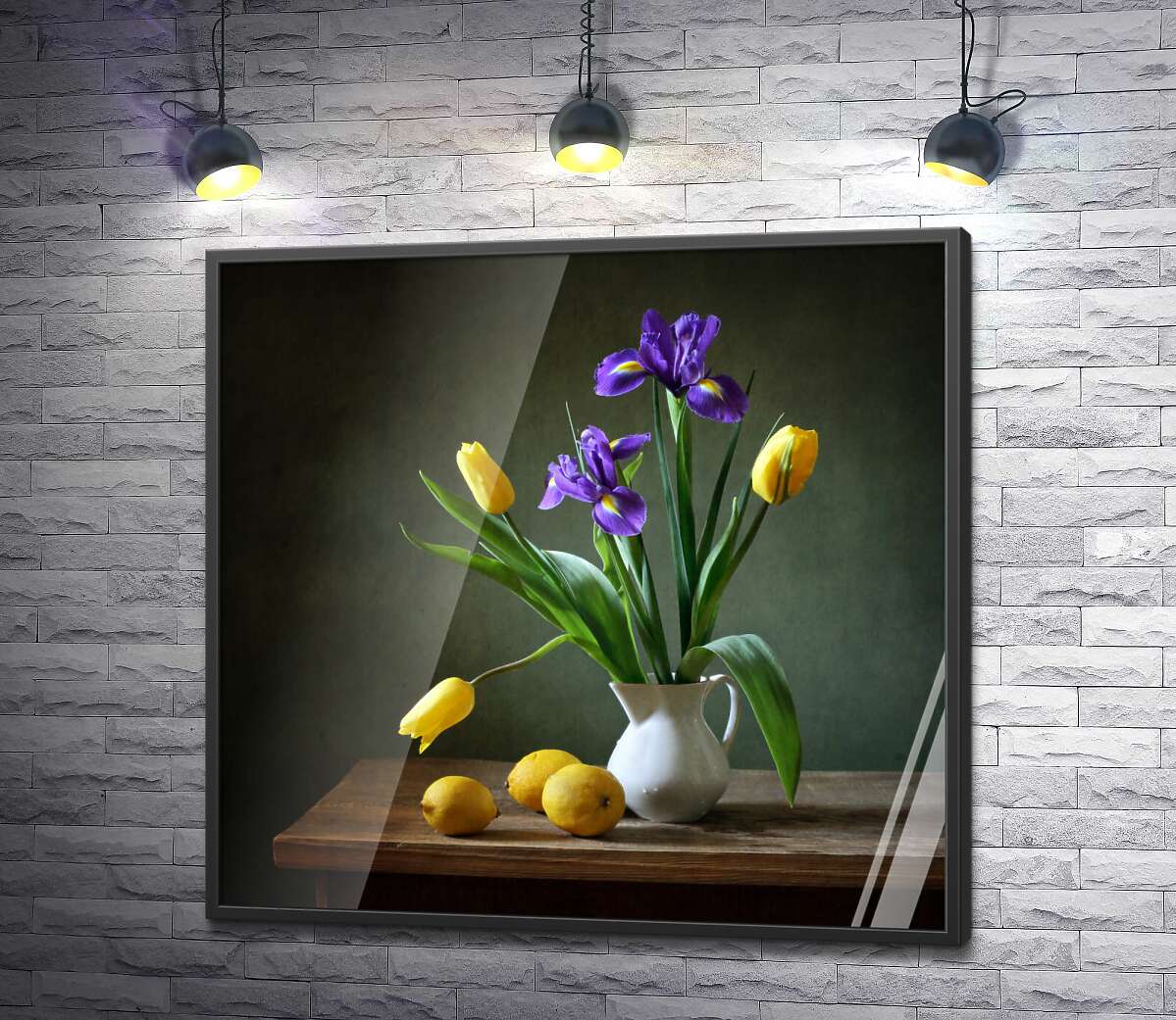 постер Весенняя свежесть ирисов и тюльпанов в вазе возле желтобоких лимонов