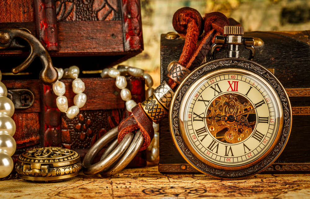 картина-постер Старинные часы среди шкатулок с морскими сокровищами