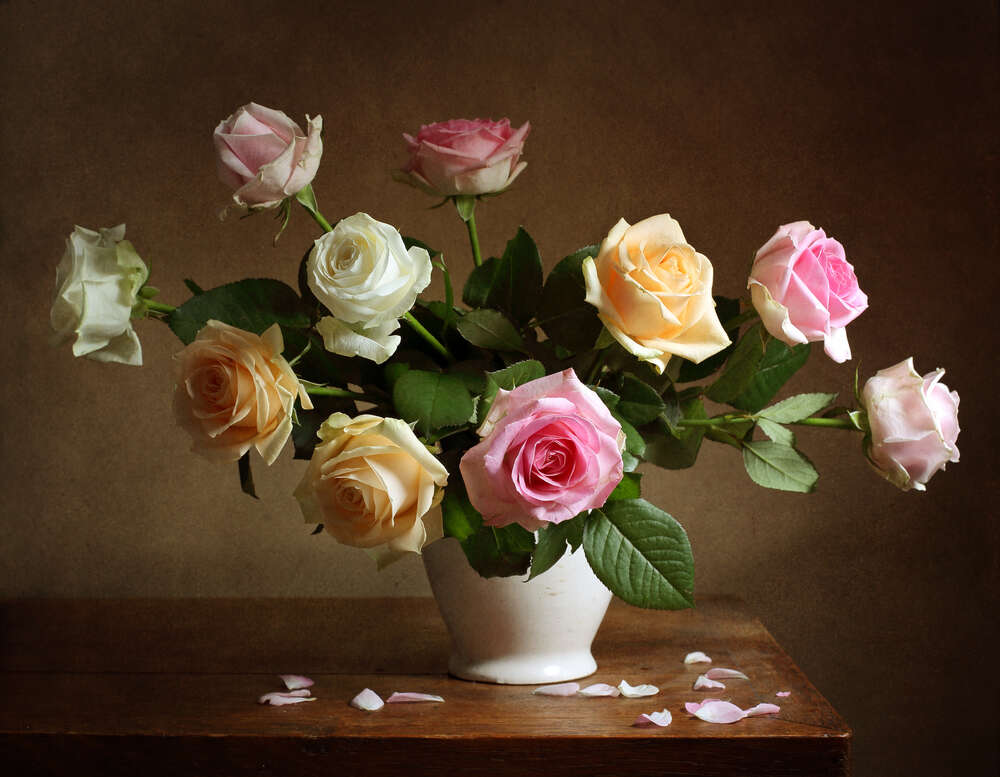картина-постер Біла ваза з букетом розкішних троянд