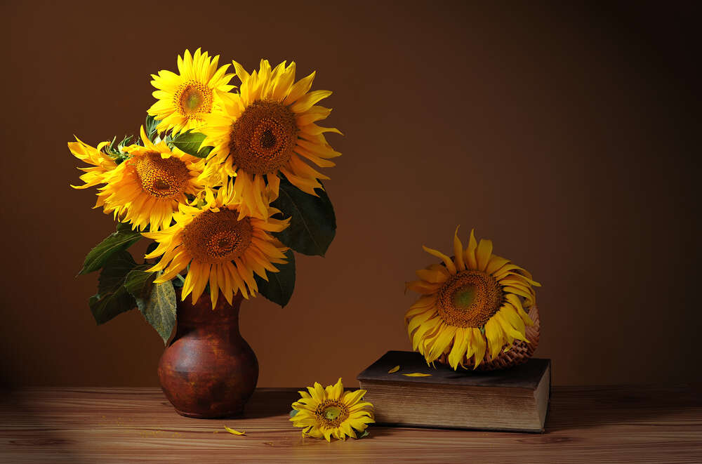 картина-постер Давня книга прикрашена жовтими соняшниками