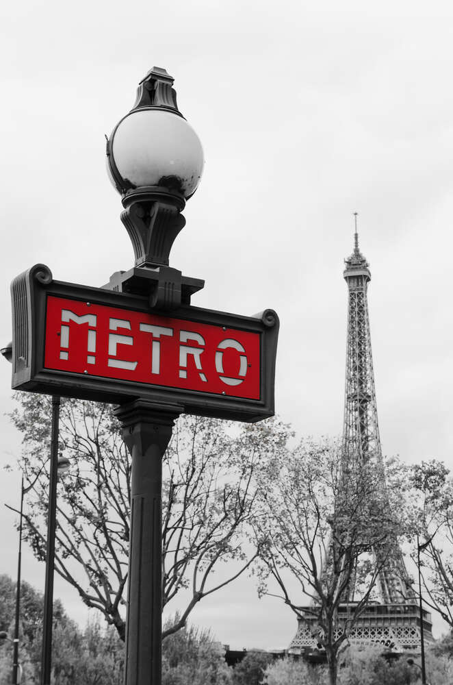 картина-постер Фонарь с винтажной надписью "metro" на фоне Эйфелевой башни (Eiffel tower)