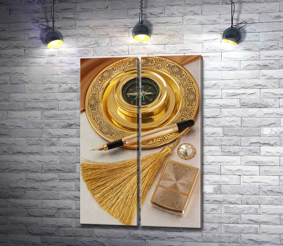 модульная картина Компас на золотом подносе рядом с изысканной ручкой и драгоценной зажигалкой