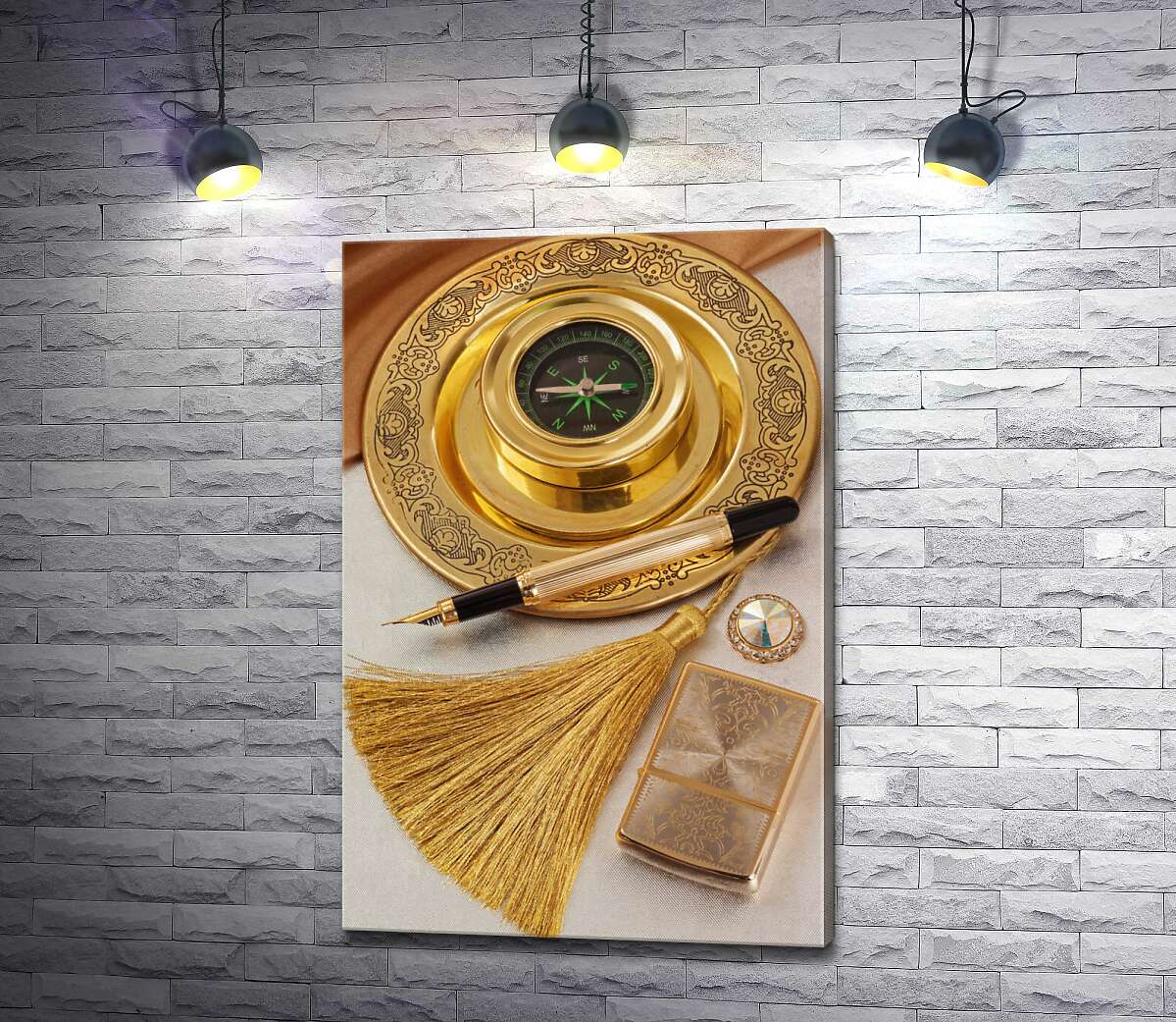 картина Компас на золотій таці поряд із вишуканою ручкою та дорогоцінною запальничкою