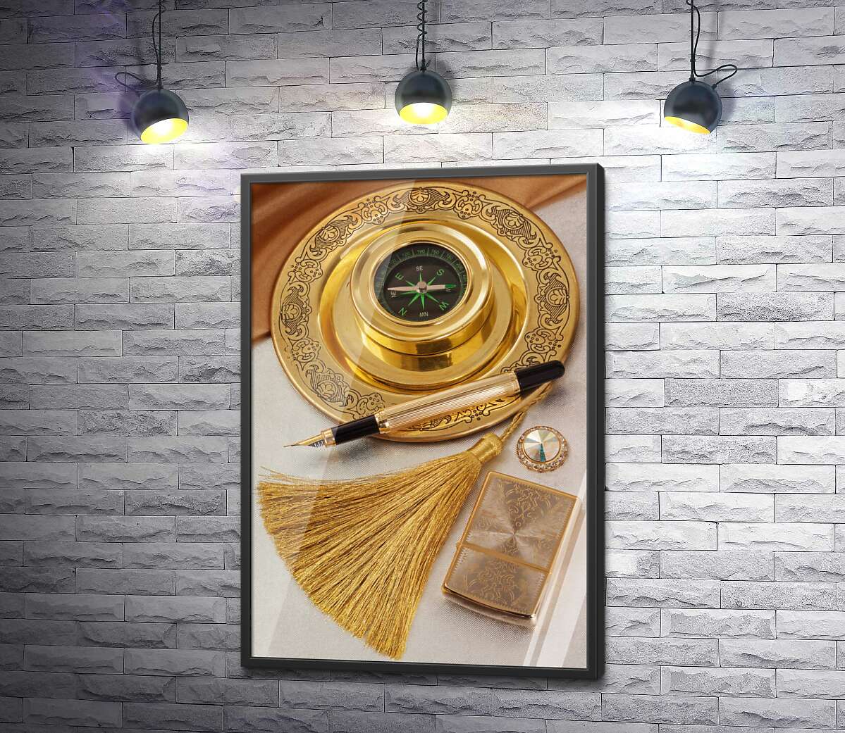постер Компас на золотій таці поряд із вишуканою ручкою та дорогоцінною запальничкою
