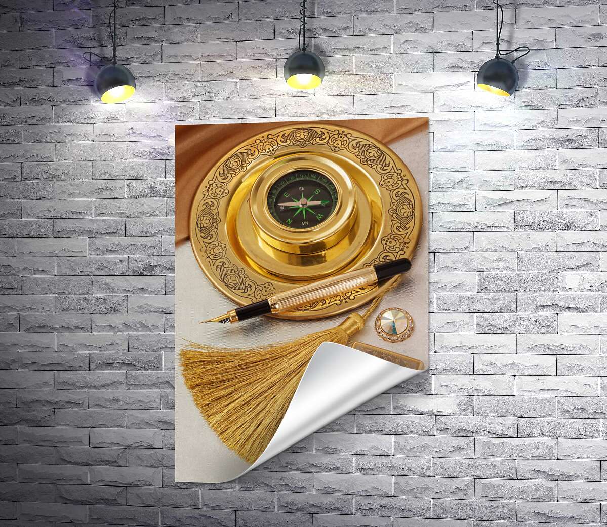 друк Компас на золотій таці поряд із вишуканою ручкою та дорогоцінною запальничкою