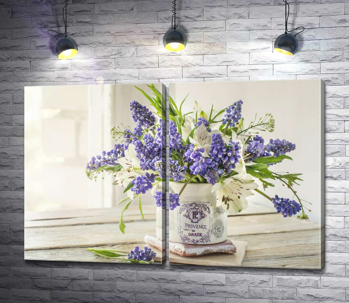 модульна картина Сині дзвіночки квітів мускарі та білі лілії у вінтажній вазі