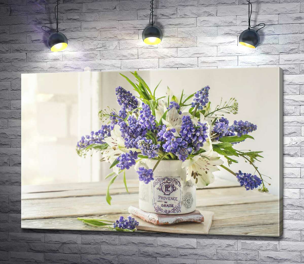 картина Синие колокольчики цветов мускари и белые лилии в винтажной вазе