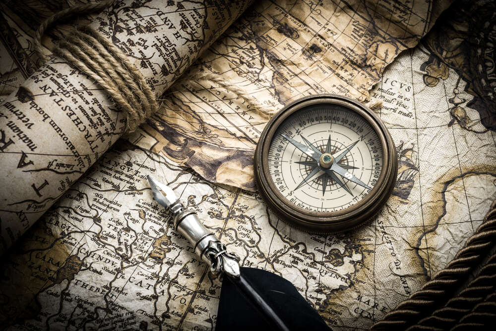 картина-постер Компас серед шарів старовинних карт