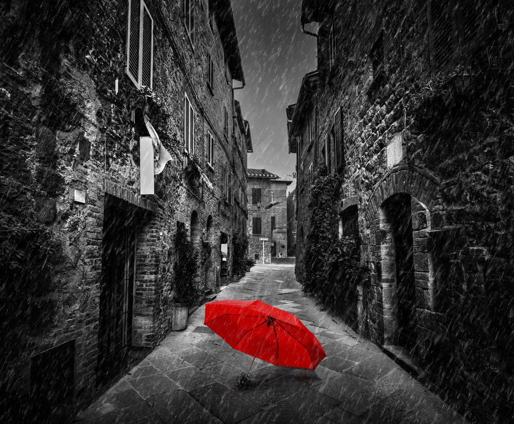 картина-постер Червона парасолька лежить на дощовій вулиці старого міста