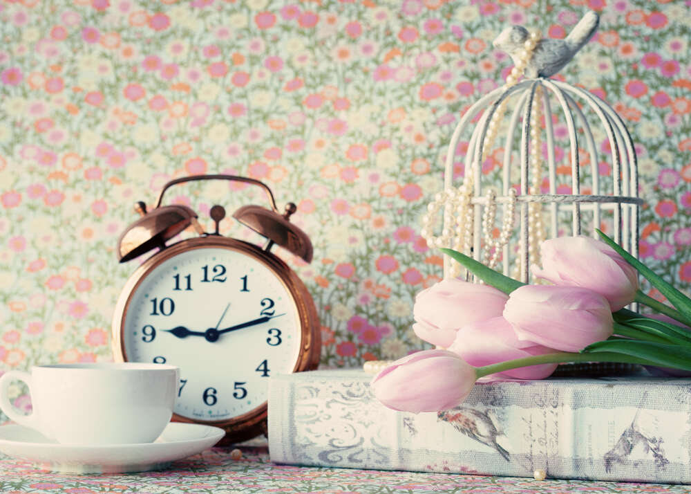 картина-постер Стол для утреннего чаепития украшен тюльпанами