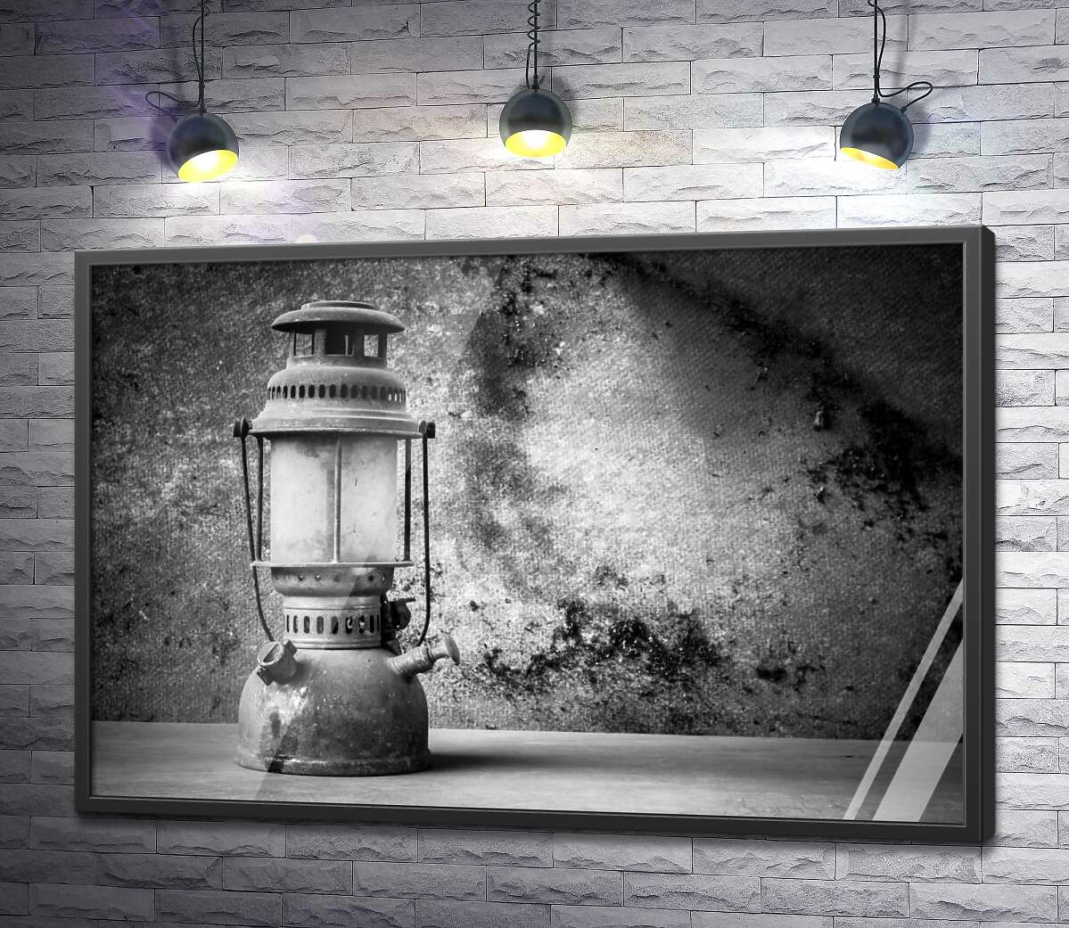 постер Керосиновая лампа в старом доме