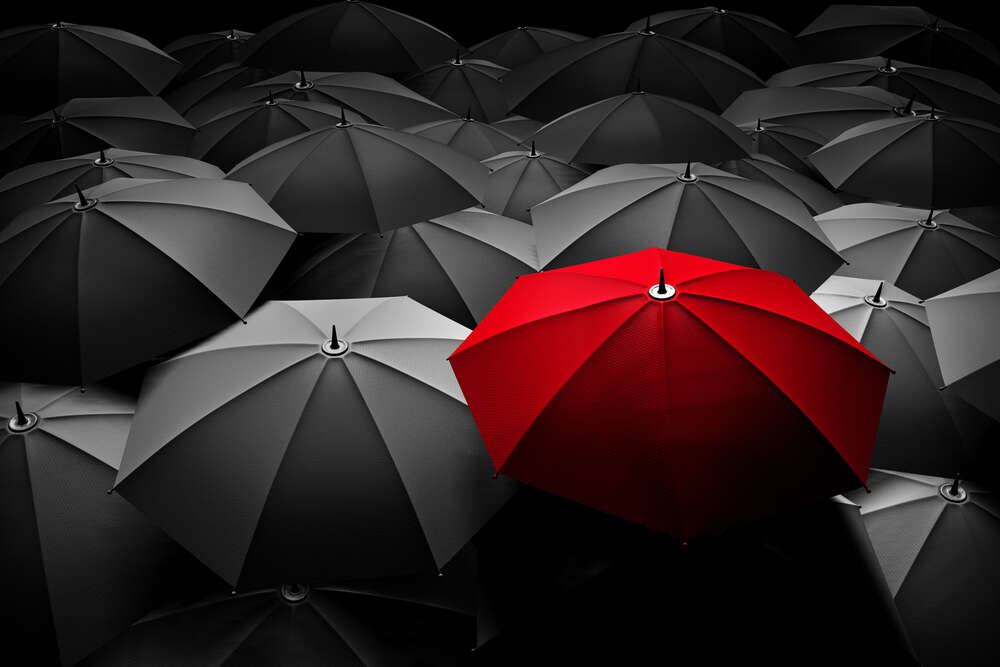 картина-постер Красный зонтик: яркая капля в серой обыденности