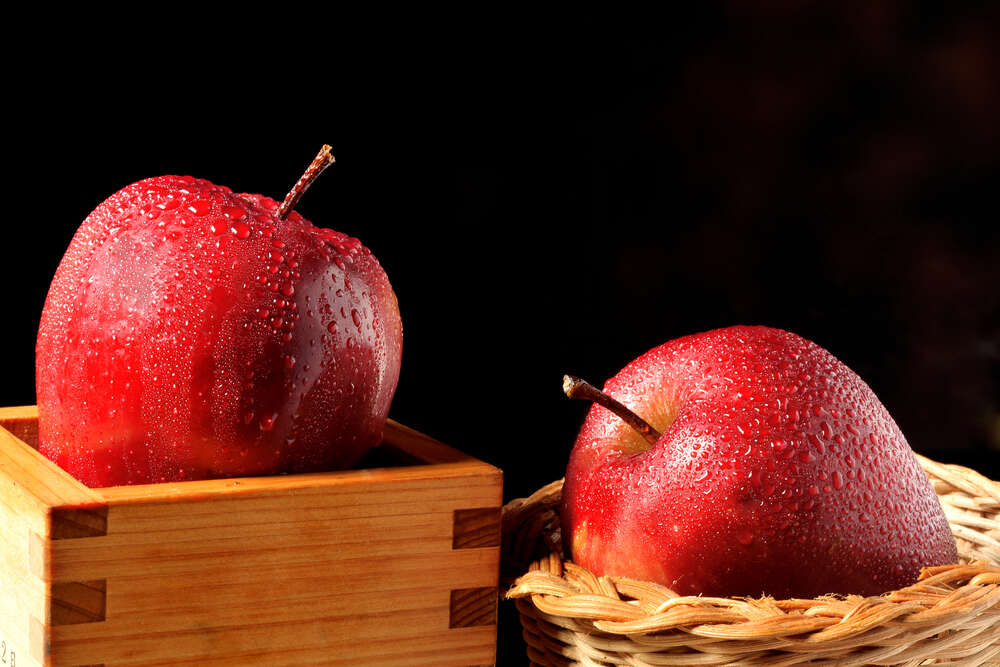 картина-постер Два соковитих яблука вмиті прозорою росою