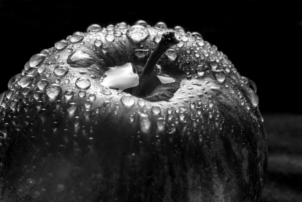 картина-постер Прозрачные капли стекают по гладкой поверхности яблока