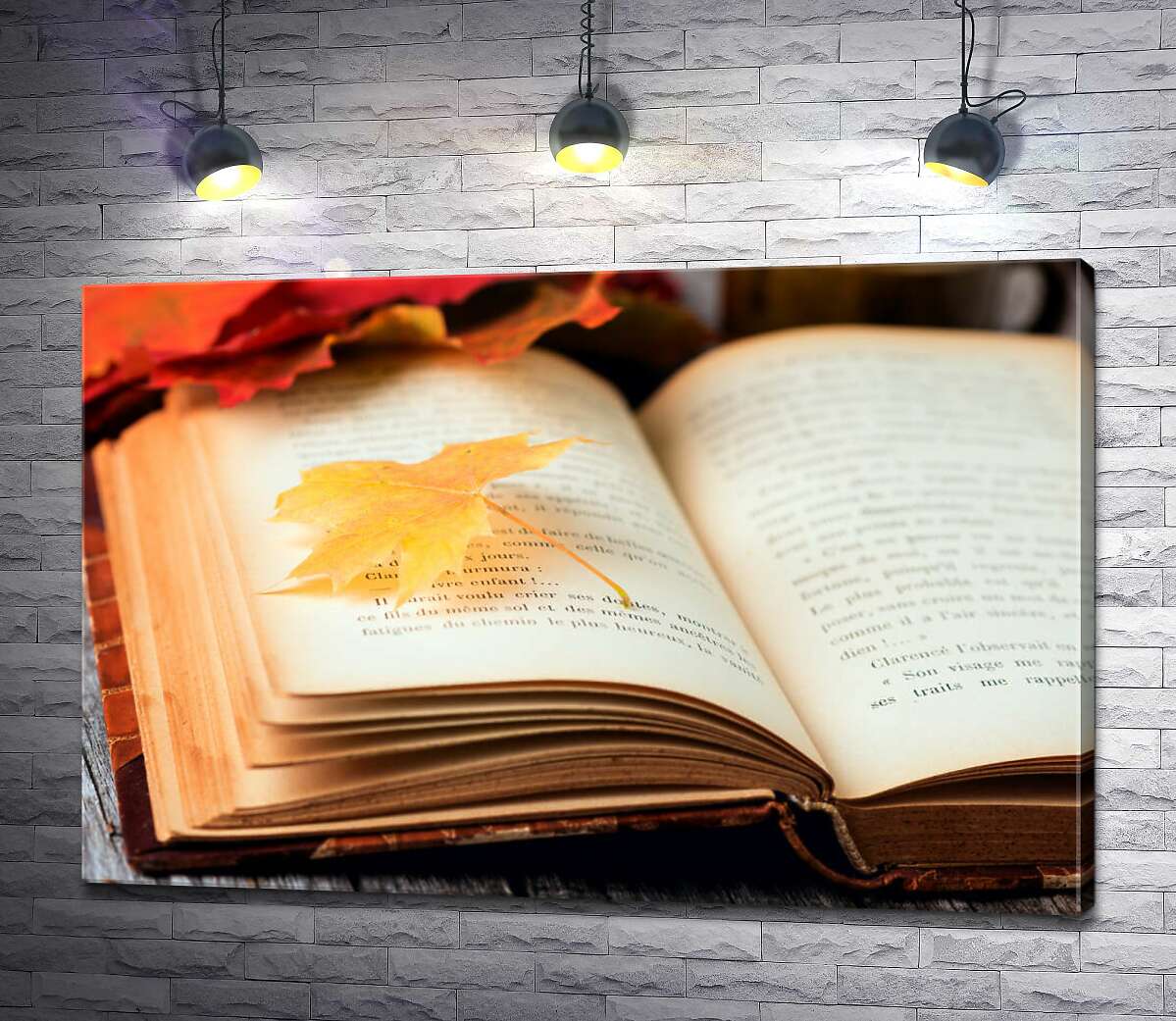 картина Желтый кленовый листик лежит на странице книги