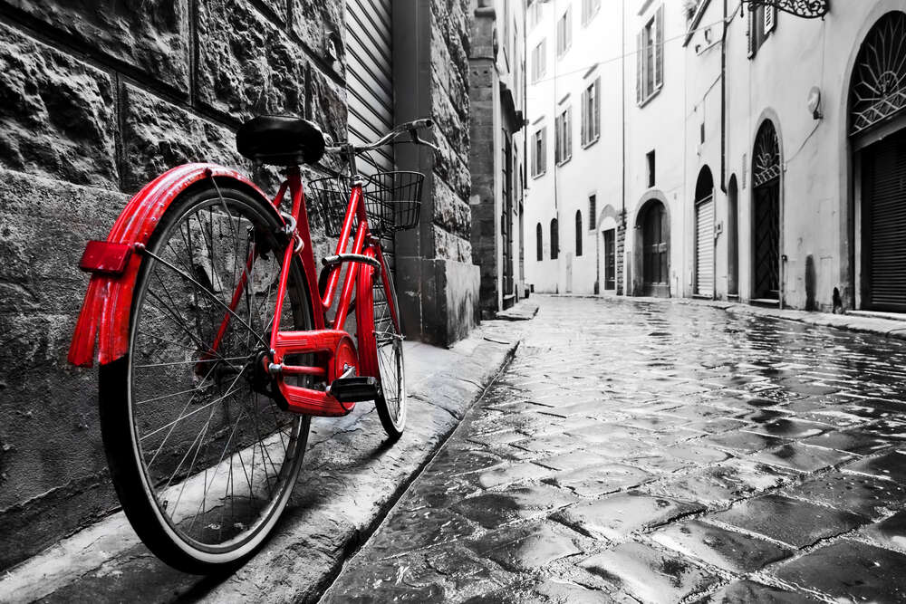 картина-постер Велосипед придает цвет серой атмосфере улицы