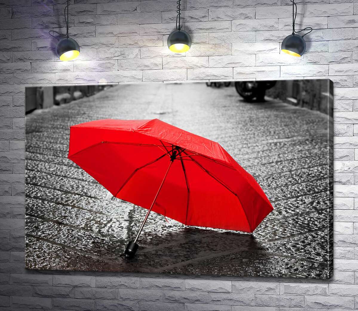 картина Сочно-красный зонтик на мокрой брусчатке