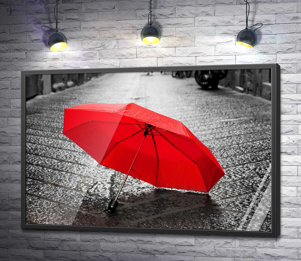 постер Соковито-червона парасолька на мокрій бруківці