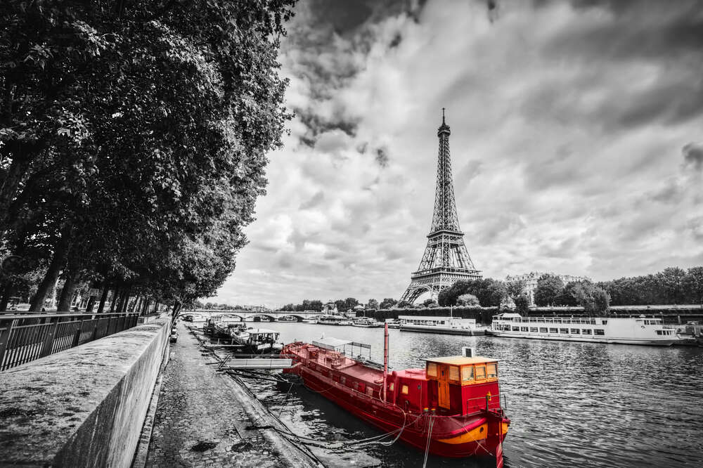 картина-постер Маленький красный корабль на берегу реки Сены