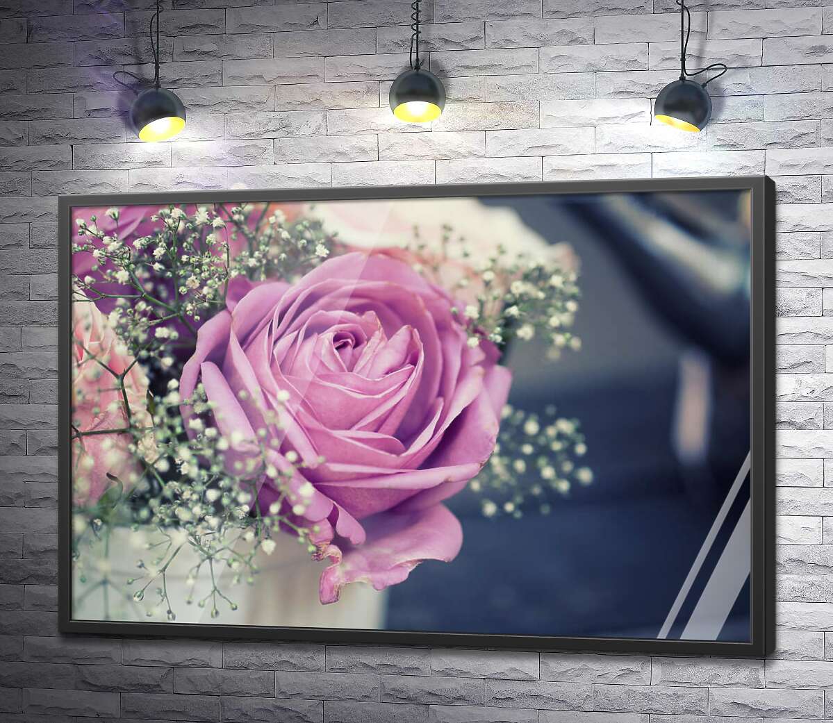 постер Витончений бутон троянди прикрашений гілочками гіпсофіл