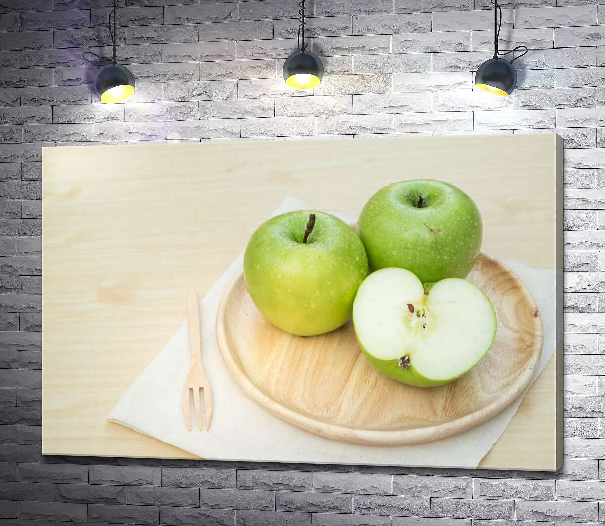 картина Зелені стиглі яблука на дерев'яній тарілці