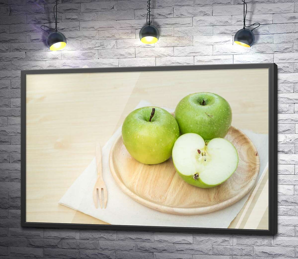 постер Зелені стиглі яблука на дерев'яній тарілці
