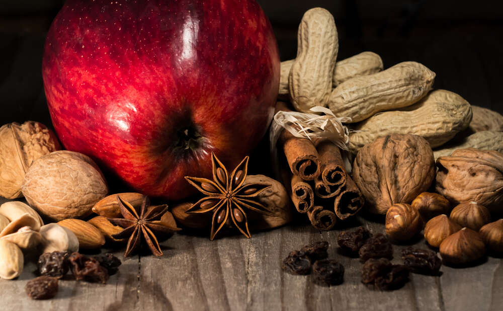 картина-постер Краснобокое яблоко среди пряностей и орехов