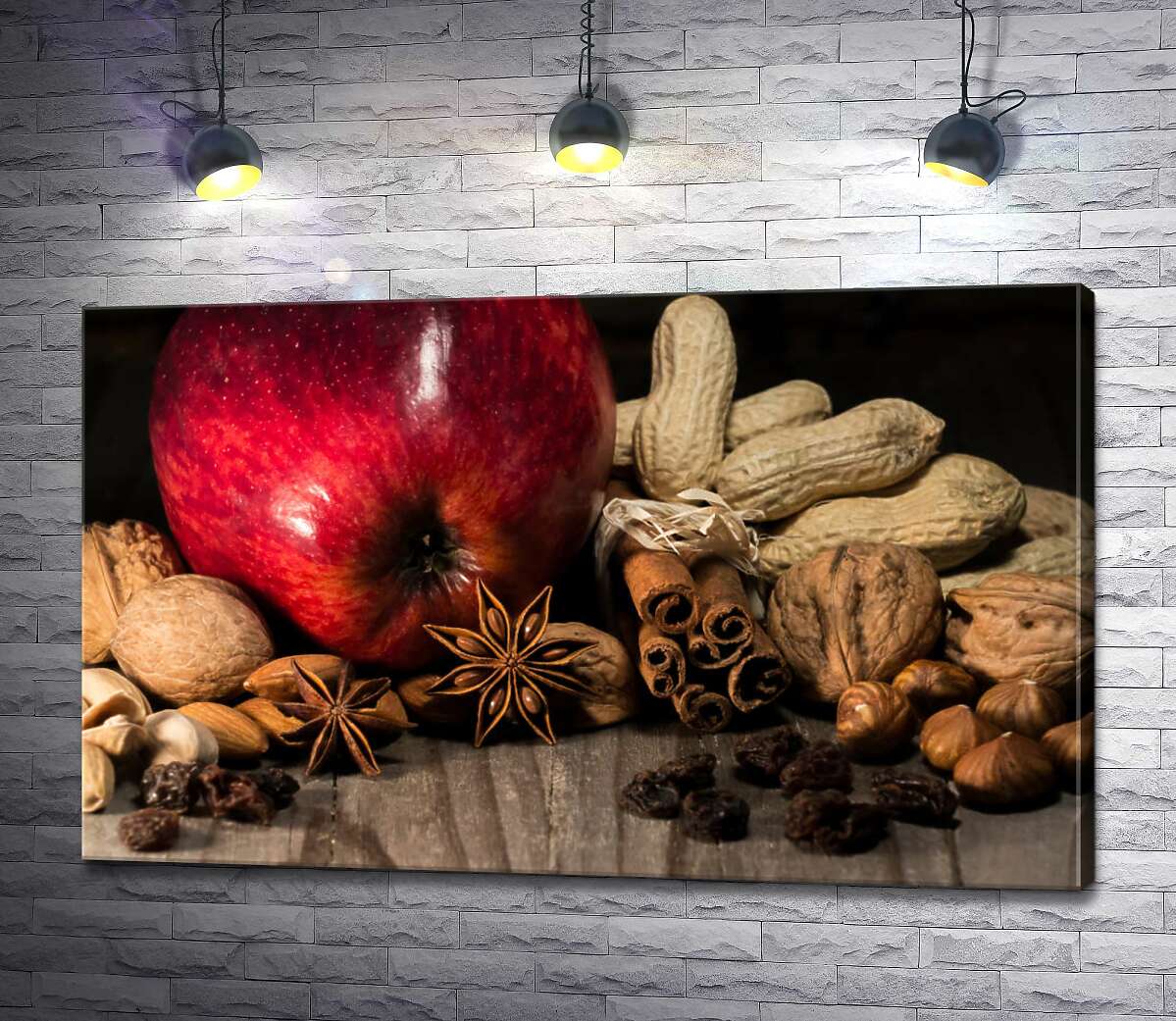картина Краснобокое яблоко среди пряностей и орехов