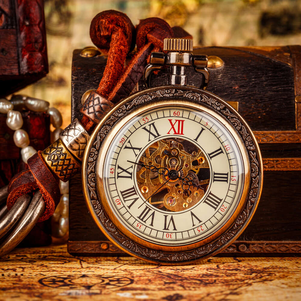 картина-постер Винтажные карманные часы оперлись на шкатулку с пиратскими сокровищами